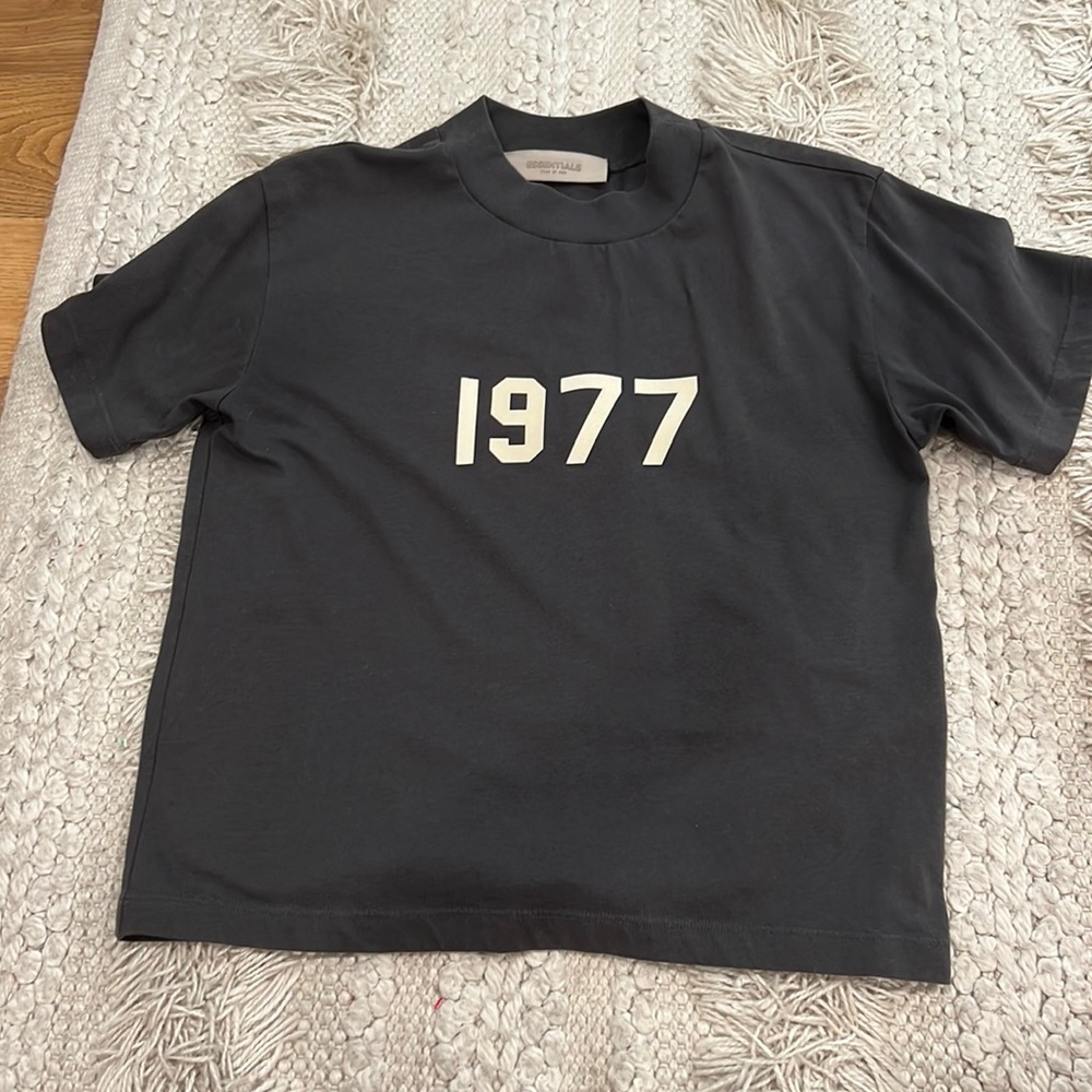 Essentials fear of god tee shirt size S